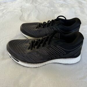 Men’s size 9 Saucony Freedom 3 Running shoes